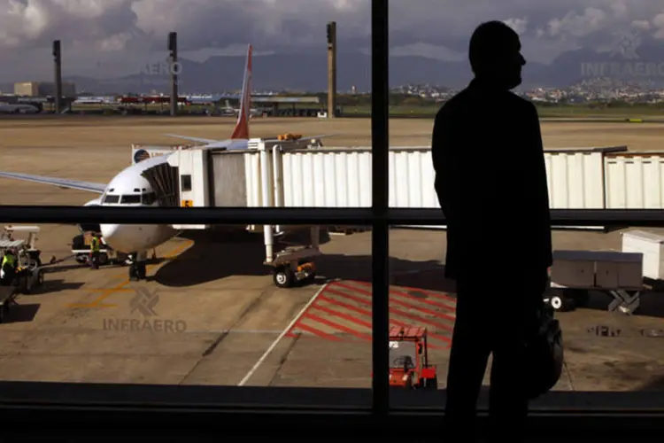 
	Passageiro aguarda o embarque de seu voo no Aeroporto do Gale&atilde;o, no Rio de Janeiro
 (David Silverman/Getty Images)