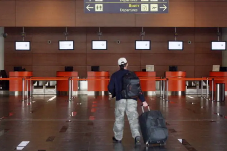 Passageiro chega no Aeroporto de Donetsk, Ucrânia: aeroporto começou a funcionar de novo às 15h30 locais (9h30 de Brasília) (AFP/Getty Images)