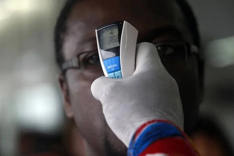
	Passageiro tem a temperatura verificada com term&ocirc;metro digital em aeroporto de Abidjan, na Costa do Marfim
 (Luc Gnago/Reuters)