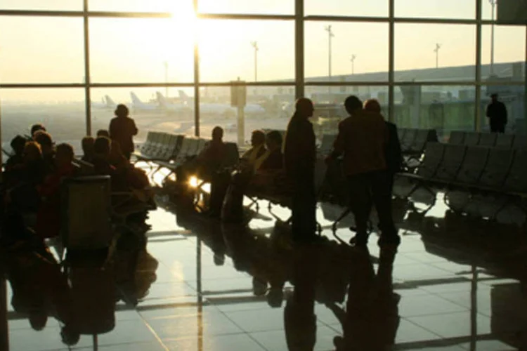 Aeroporto em Barcelona, na Espanha: milhares ainda são afetados pelo fechamento do espaço aéreo europeu, causado pela erupção do vulcão islandês Eyjafjallajökull (.)
