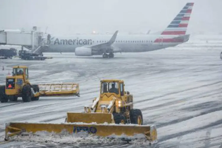 
	Aeroporto La Guardia, em Nova York: pistas do aeroporto foram fechadas pouco depois das 11h (local, 13h em Bras&iacute;lia)
 (Andrew Burton/AFP)