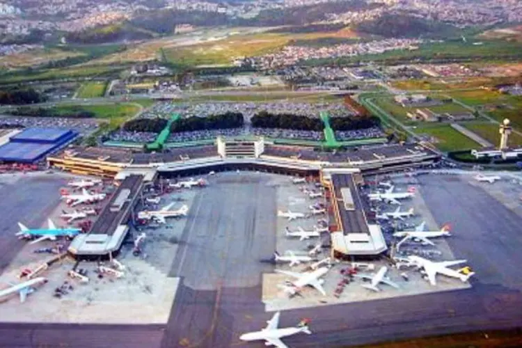 Só no aeroporto de Guarulhos foram cancelados 21 voos neste sábado (.)