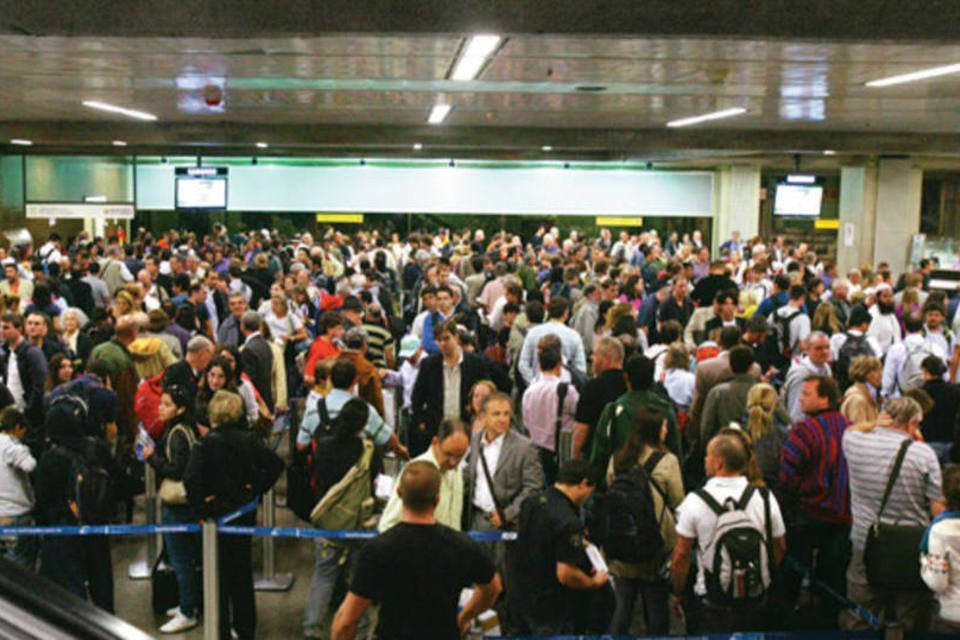 Aeroportos têm pouco espaço para passageiros, diz estudo