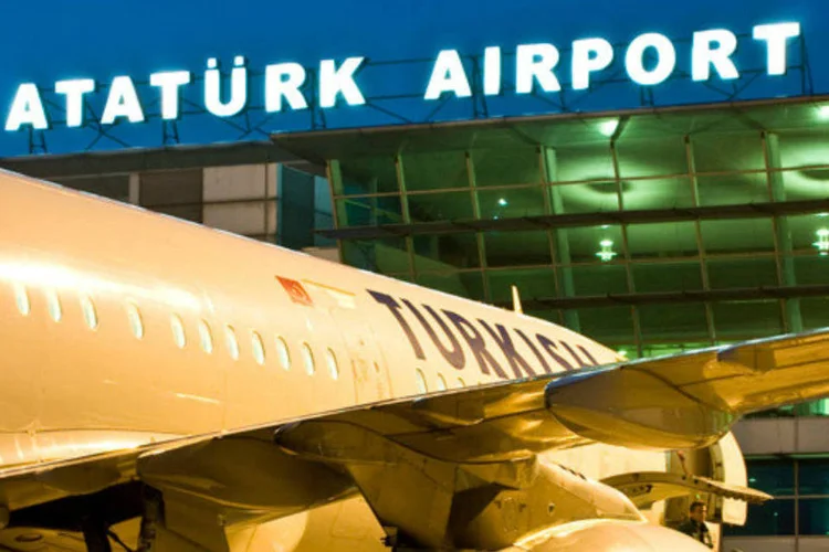 
	Aeroporto em Istambul, Turquia: al&eacute;m de professores e funcion&aacute;rios, a proibi&ccedil;&atilde;o impede inclusive os pr&oacute;prios reitores de sa&iacute;rem do pa&iacute;s
 (Divulgação/ataturkairport.com)