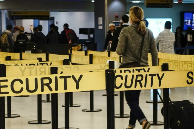 
	Check-in em aeroporto de NY: paciente &eacute; m&eacute;dico que retornou aos Estados Unidos vindo da Lib&eacute;ria
 (Eduardo Munoz/Files/Reuters)