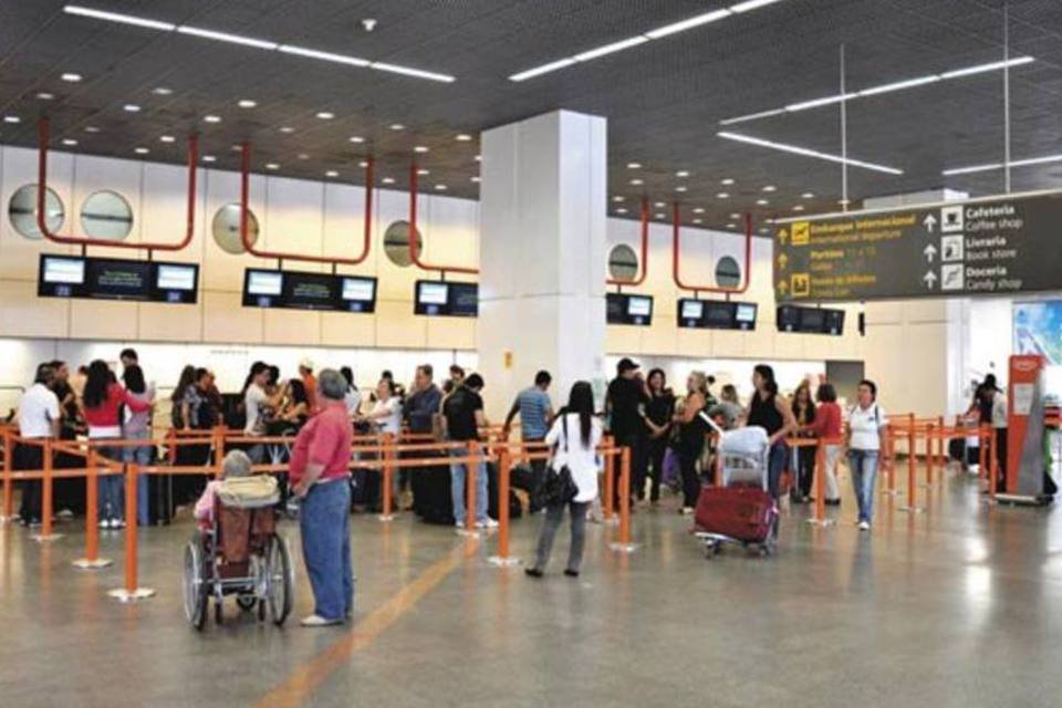 Aeroporto de Brasília volta a funcionar