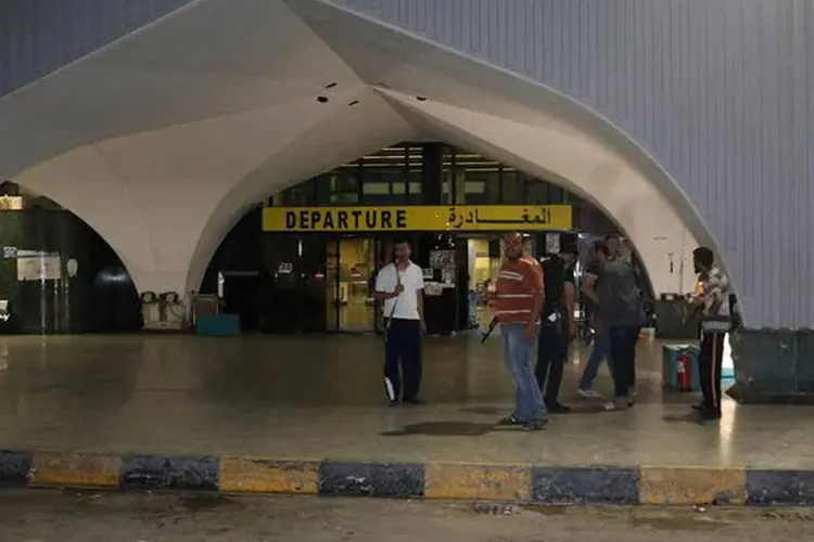 
	Aeroporto de Tr&iacute;poli: o aeroporto internacional de Tripoli foi praticamente destru&iacute;do
 (Hani Amara/Reuters)