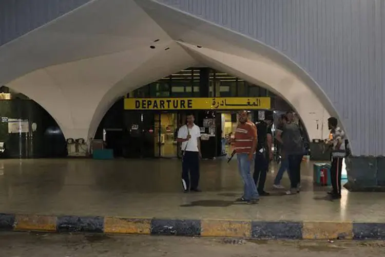 
	Aeroporto de Tr&iacute;poli, na L&iacute;bia: os combates nos arredores deste ponto estrat&eacute;gico continuam
 (Hani Amara/Reuters)