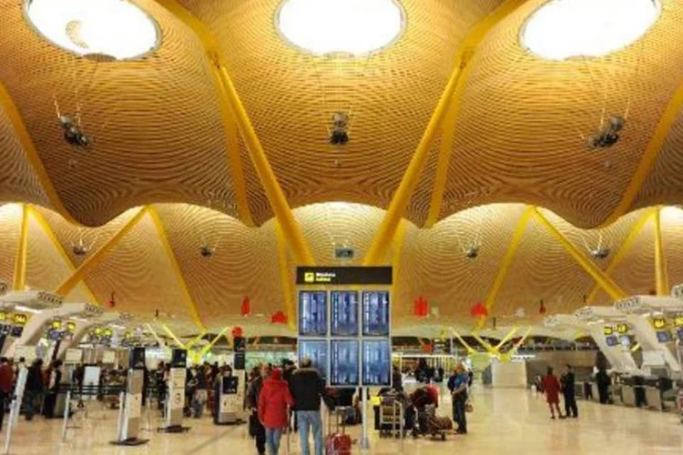
	Aeroporto de Madri-Barajas: o Minist&eacute;rio do Interior espanhol disse que o voo recebeu uma amea&ccedil;a de bomba
 (Dani Pozo/AFP)