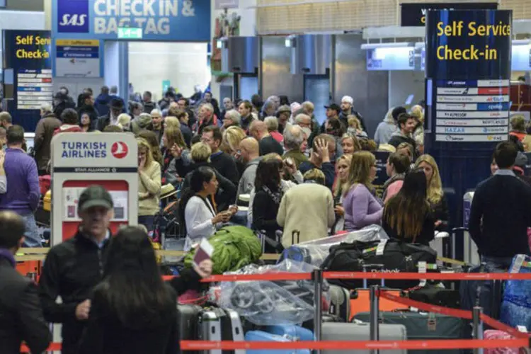 
	Aeroporto: o esquadr&atilde;o antibomba inspeciona uma bolsa de pl&aacute;stico abandonada, ap&oacute;s receber um telefonema an&ocirc;nimo
 (Johan Nilsson / AFP)