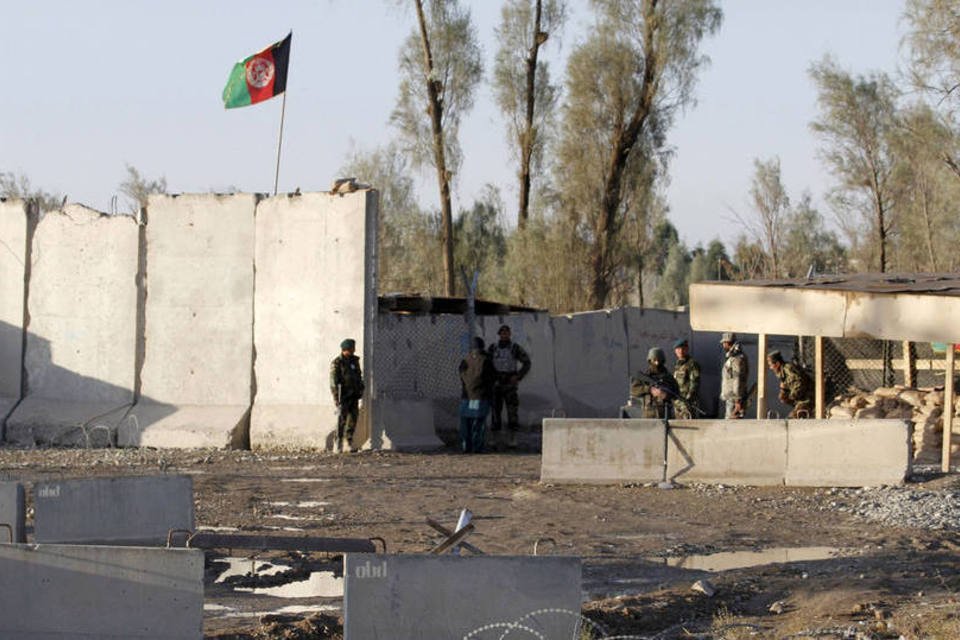 Ataque talibã contra aeroporto afegão deixa 37 mortos
