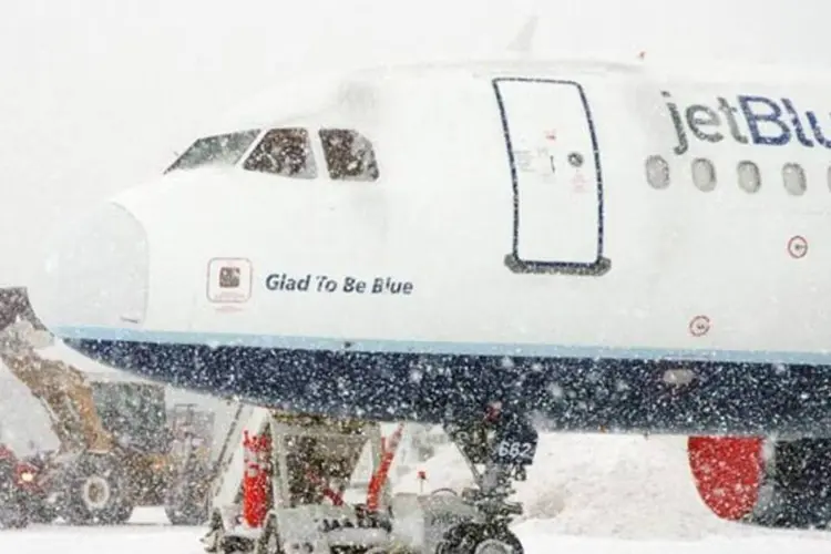 Avião pousa em aeroporto de Búfalo, em Nova York, tomado pela neve (John Normile/Getty Images)