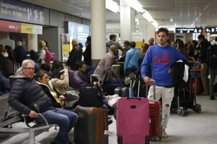 Tráfego nos aeroportos parisienses de Orly e Charles de Gaulle-Roissy seguia com "cancelamentos programados" (Thomas Samson/AFP)