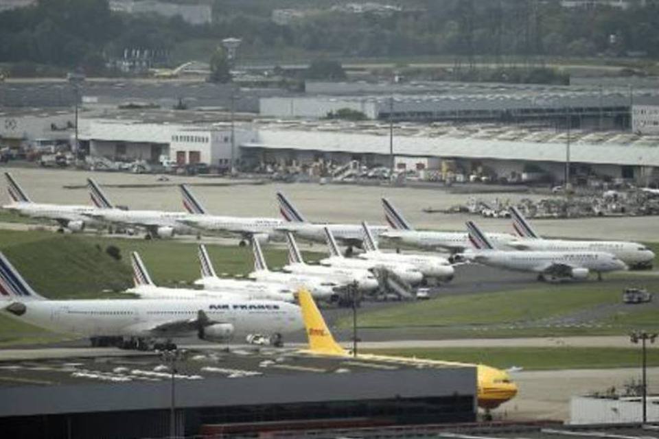 Controladores de voo suspendem greve após acidente nos Alpes