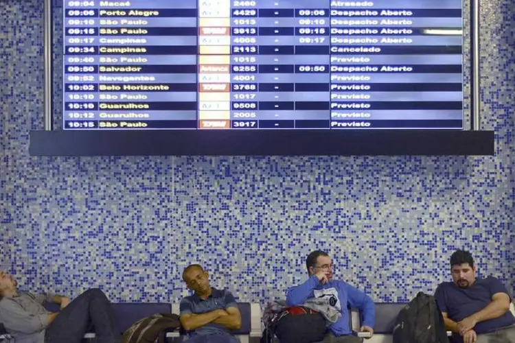 Passageiros aguardam seus voos durante paralisação no aeroporto Santos Dumont, no Rio de Janeiro (Lucas Landau/Reuters)