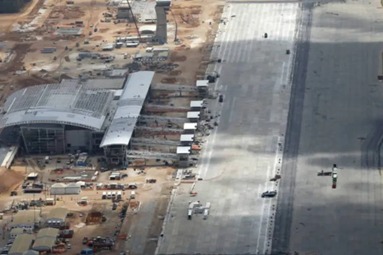 
	Vista a&eacute;rea das obras do aeroporto S&atilde;o Gon&ccedil;alo do Amarante (RN), primeiro terminal sob concess&atilde;o da iniciativa privada no pa&iacute;s: a expectativa &eacute; de que a disputa em novos leil&otilde;es continue acirrada
 (Sergio Moraes/Reuters)