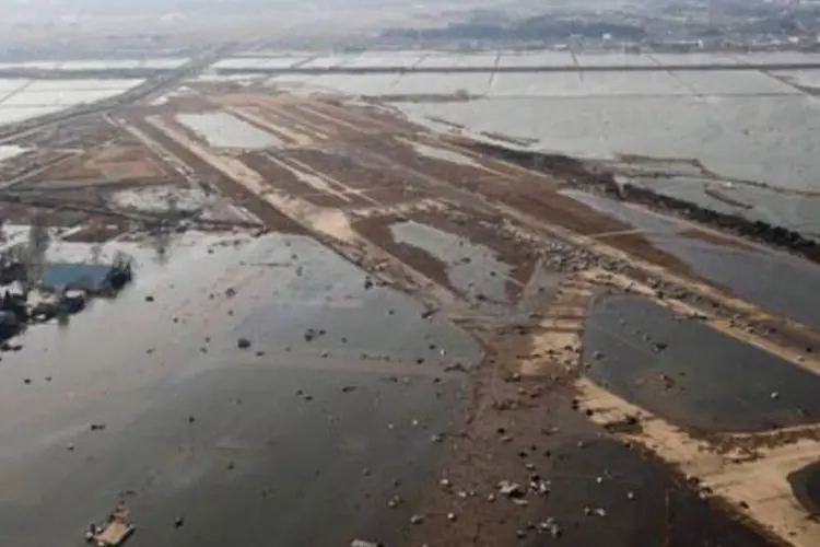 O aeroporto de Sendai ficou destruído após a passagem do tsunami (U.S. Air Force photo/Staff Sgt. Samuel Morse)