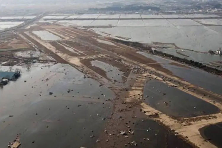 Aeroporto de Sendai foi inundado pelo tsunami e ficou inoperante (U.S. Air Force photo/Staff Sgt. Samuel Morse)