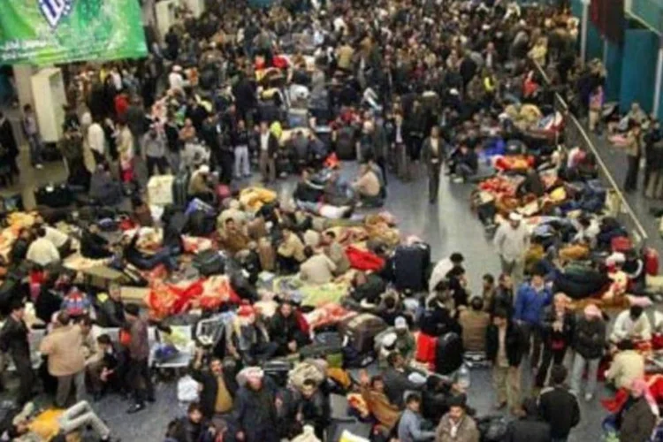 Aeroporto na capital líbia, Trípoli: operação de apoio humanitário no país será massiva (AFP)