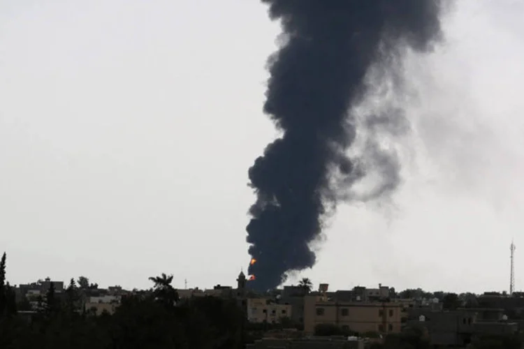Local de ataque: foguete acertou um tanque armazenamento de combustível durante uma caótica batalha pelo controle do aeroporto de Trípoli (Hani Amara/Reuters)