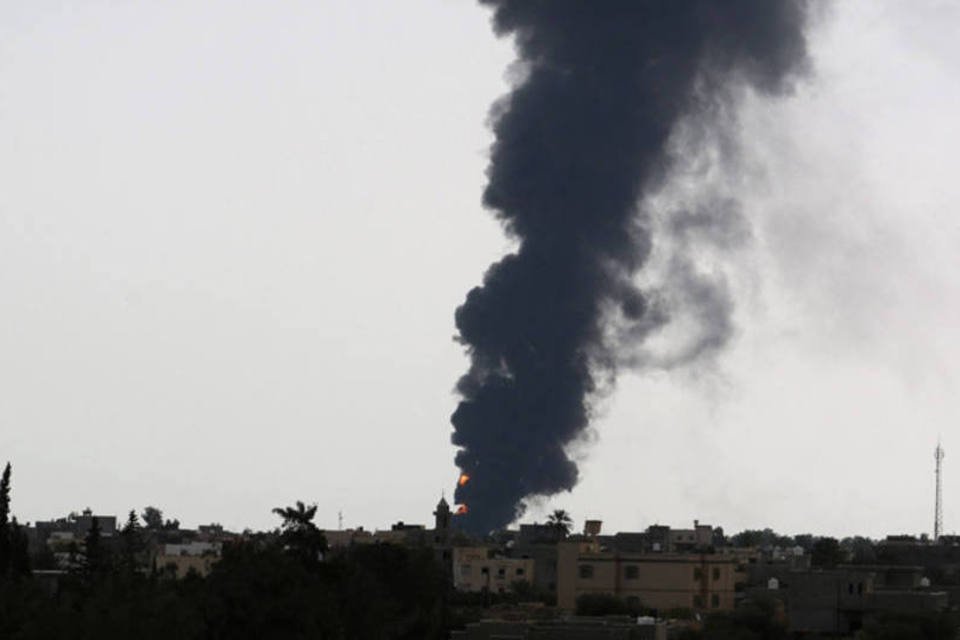 Incêndio na capital líbia fica fora de controle