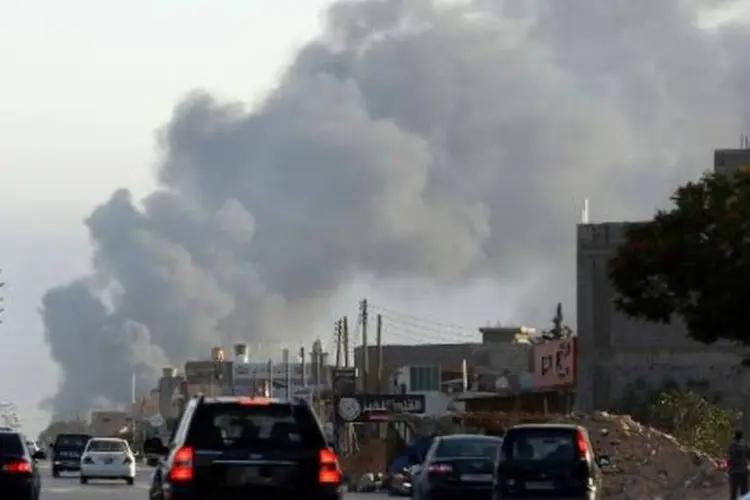  Fumaça é vista nos arredores do aeroporto de Trípoli (Mahmud Turkia/AFP)