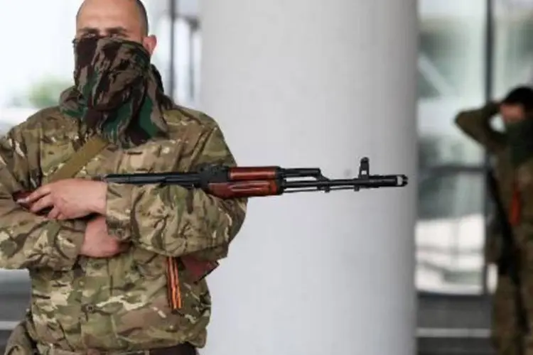 
	Militante pr&oacute;-russo no aeroporto de Donetsk, Ucr&acirc;nia
 (Alexander Khudoteply/AFP)