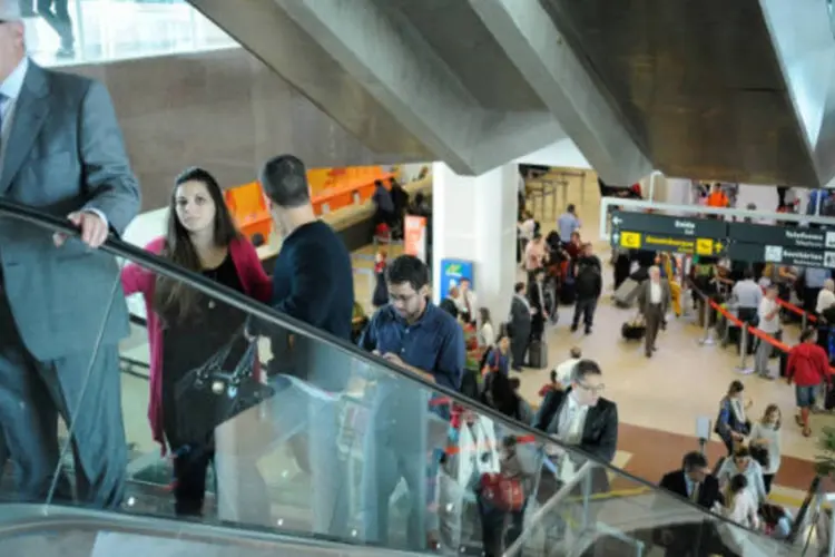 
	Passageiros no aeroporto Santos Dumont, no Rio de Janeiro: passageiros podem dar notas de 1 a 5 aos servi&ccedil;os de informa&ccedil;&atilde;o e apoio ao turista e &agrave;s condi&ccedil;&otilde;es de acessibilidade dos aeroportos
 (Tânia Rêgo/ABr)