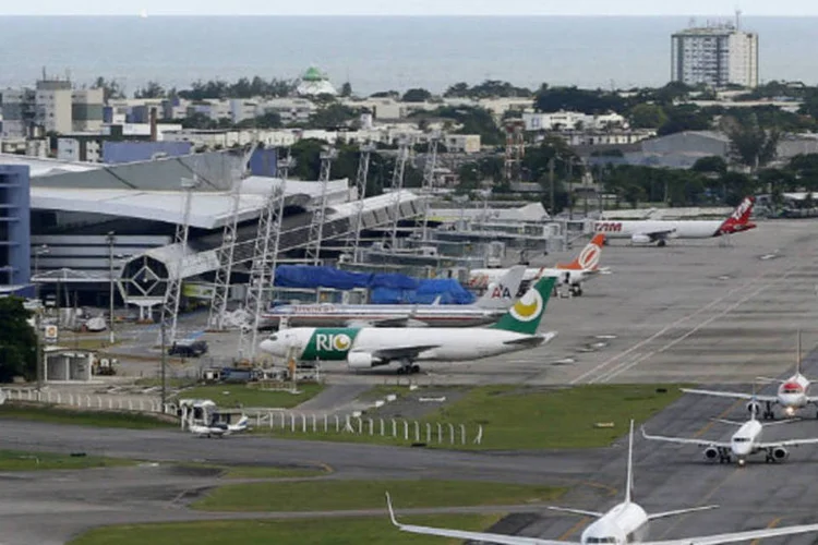 
	Aeroporto de Recife: entre meia noite e 7 horas, pista estar&aacute; interditada, o que alterar&aacute; 31 voos di&aacute;rios
 (REUTERS/Paulo Whitaker)