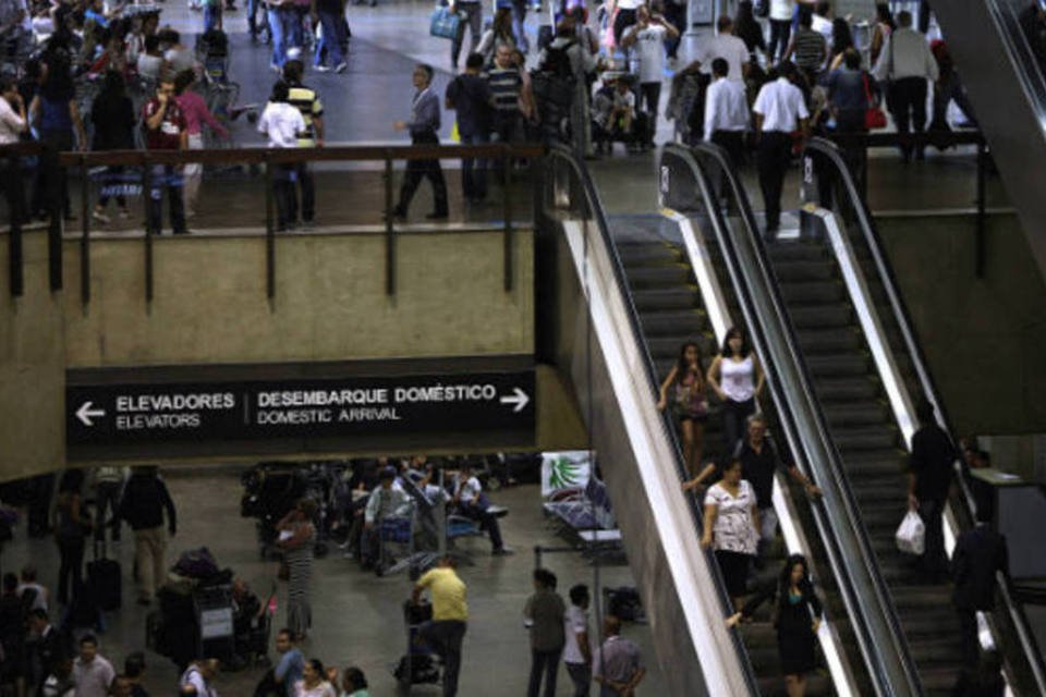 Aeroporto de SP alerta para Ebola apenas em português