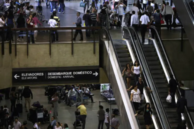 
	Aeroporto de Guarulhos: administra&ccedil;&atilde;o federal e empresas a&eacute;reas querem que passageiros antecipem check-in pela internet, em casa, ou pelo telefone celular
 (Dado Galdieri/Bloomberg)