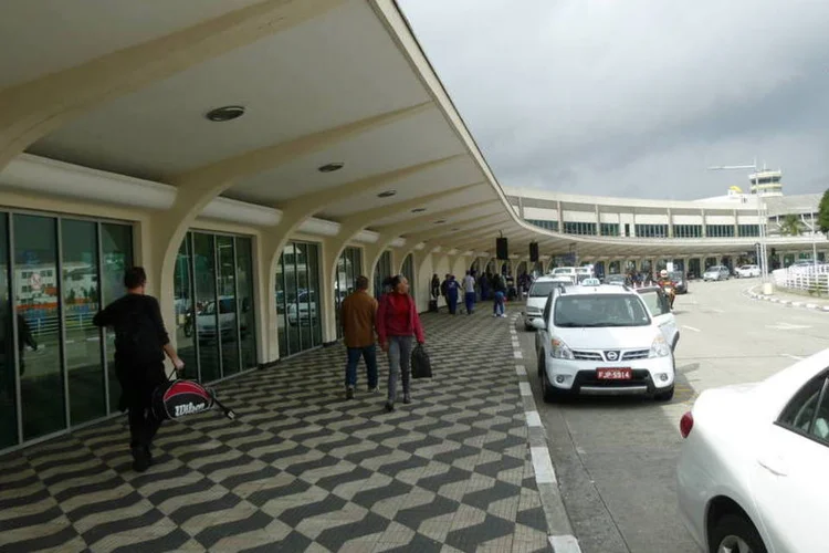 
	Passageiros em frente &agrave; &aacute;rea de embarque do aeroporto de Congonhas: uma passagem tempor&aacute;ria para pedestres vai ser constru&iacute;da enquanto a nova, financiada pelo setor privado, &eacute; constru&iacute;da
 (Marina Pinhoni/EXAME.com)