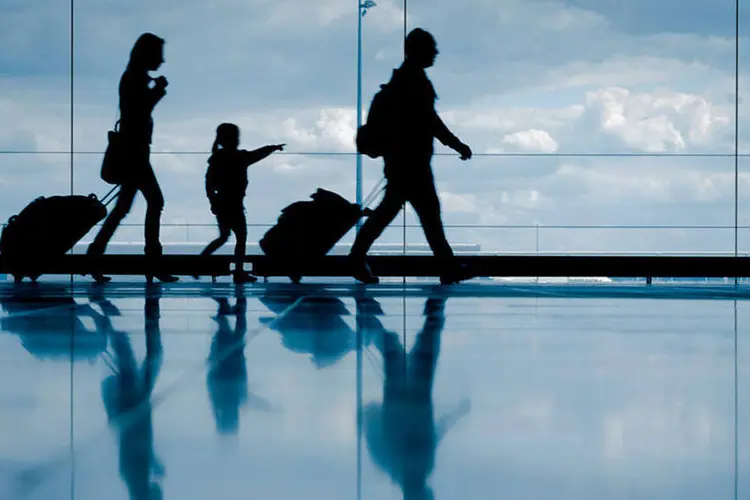 Família no aeroporto: a regra aplica-se a todas as viagens marítimas internacionais regulares, chegando ou saindo do Brasil (NicoElNino/Thinkstock)