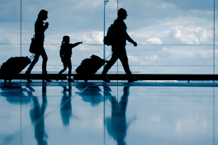 
	Fam&iacute;lia no aeroporto: o limite da multa ser&aacute; de 5% ou 10% da tarifa paga, dependendo do caso
 (NicoElNino/Thinkstock)