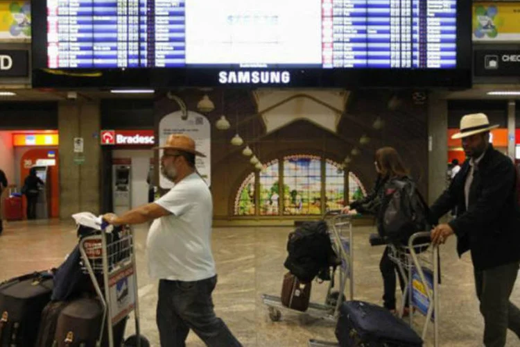 Passageiros carregam bagagem pelo terminal 1 do Aeroporto Internacional de Guarulhos (REUTERS/Nacho Doce)
