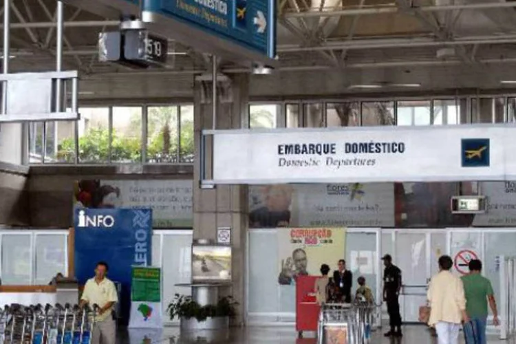 
	Passageiros no aeroporto do Gale&atilde;o, no Rio de Janeiro
 (Wilson Dias/Abr)