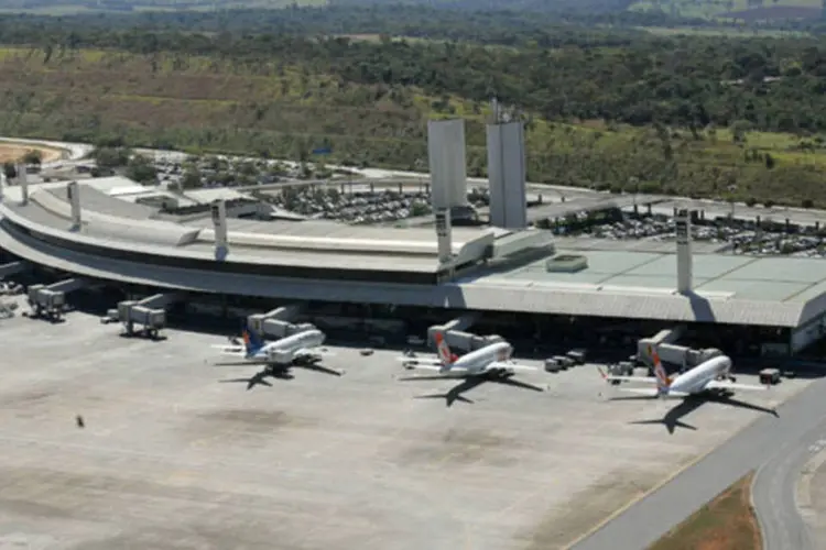 
	Aeroporto de Confins: a chegada no estado pelo aeroporto, a cerca de 40 quil&ocirc;metros da capital, no entanto, &eacute; um desalento para quem vai a essa sede
 (Arquivo)