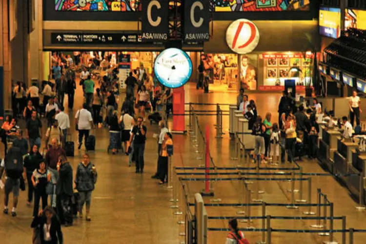 Aeroporto de Guarulhos também opera por instrumento, aberto para pousos e decolagens (Arquivo/ Exame)