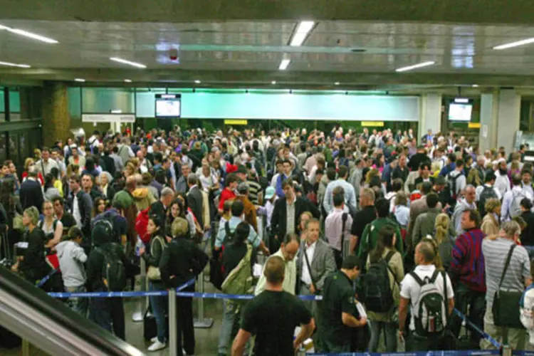 O Aeroporto de Guarulhos sofre com problemas de excesso do tráfego aéreo. (Veja São Paulo)