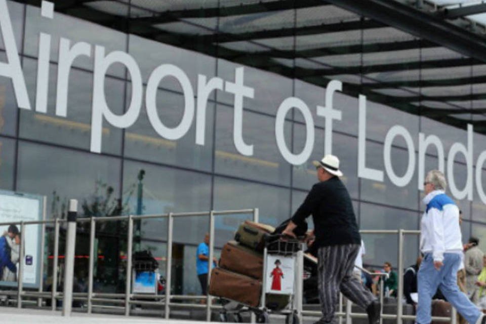 Aeroportos britânicos voltam à normalidade depois de atrasos