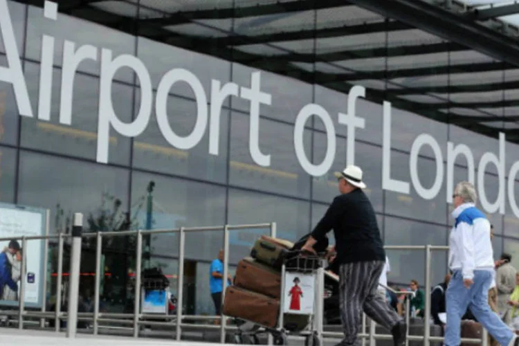 
	Entrada do Aeroporto de Heathrow:&nbsp;aeroporto&nbsp;est&aacute; trabalhando para reunir milhares de malas com seus donos
 (Dan Kitwood/Getty Images)