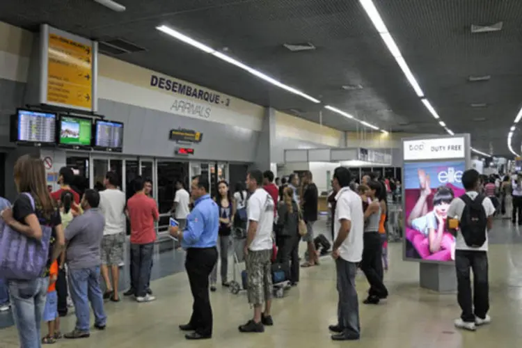 
	Aeroporto de Manaus: &quot;O avi&atilde;o pousou no aeroporto &agrave;s 15 horas, mas s&oacute; nos avisaram sobre o desaparecimento muito depois&quot;, disse dona
 (Jonas Oliveira/ Placar)