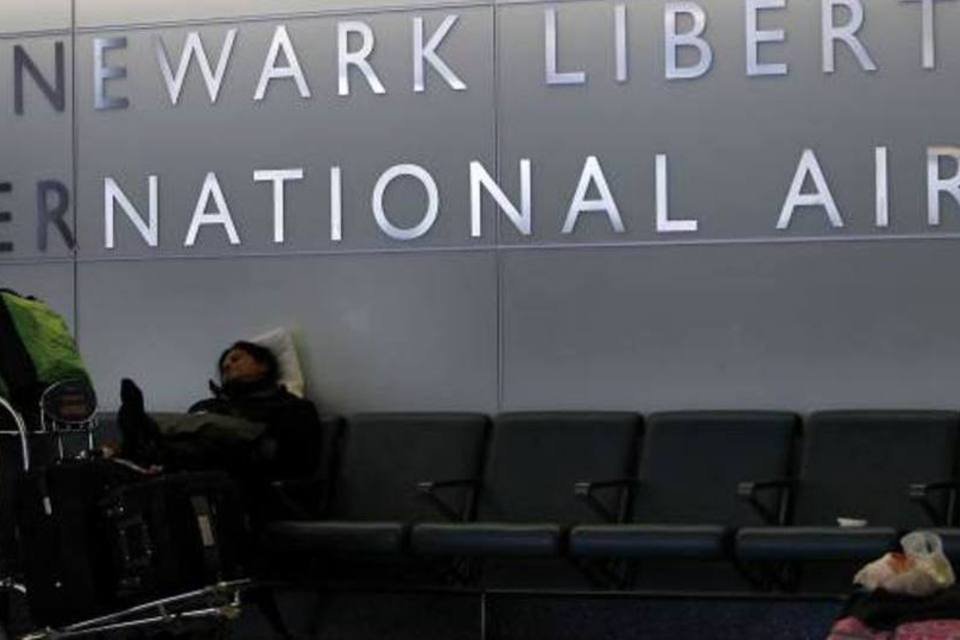 Os aeroportos de Newark, JFK e La Guardia estavam fechados desde domingo à noite por conta do mau tempo (Jeff Zelevansky/Getty Images)