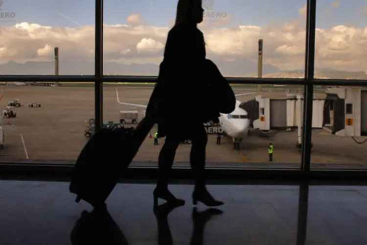 
	Passageira caminha no aeroporto do Gale&atilde;o: turista de n&uacute;mero seis milh&otilde;es recebeu uma pequena festa surpresa na chegada ao aeroporto
 (David Silverman/Getty Images)