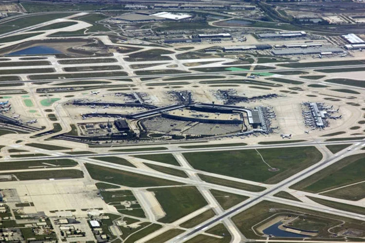 
	Aeroporto de Chicado: chefe do Corpo de Bombeiros, Jos&eacute; Santiago, disse que&nbsp;&quot;o trem passou por cima da barreira de parada, saltou pela plataforma e seguiu avan&ccedil;ando rumo at&eacute; as escadas&quot;
 (Ercan Karakas/Wikimedia Commons)