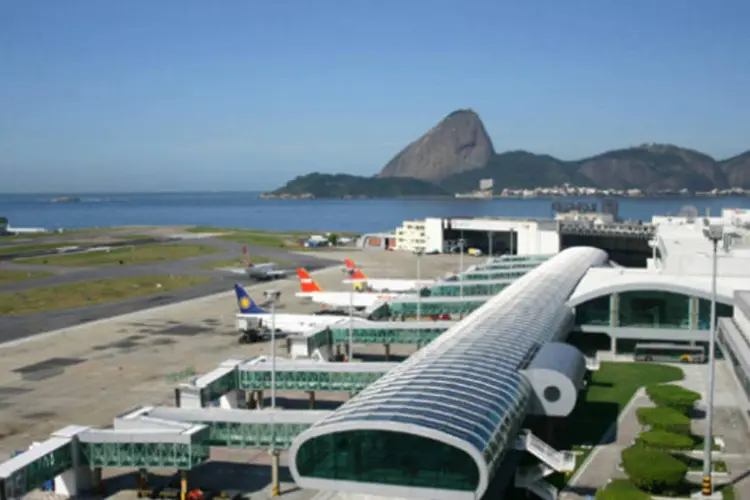 
	Aeroporto Santos Dumont: pela manh&atilde;, o Santos Dumont operou apenas com a pista auxiliar, que possui restri&ccedil;&otilde;es para avi&otilde;es de maior porte
 (Infraero/Divulgação)