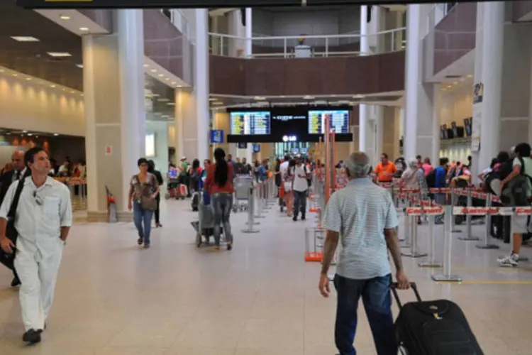 
	Passageiros no aeroporto Santos Dumont, no Rio de Janeiro: para voos com mais de quatro horas de atraso, as companhias a&eacute;reas enfrentar&atilde;o multas de at&eacute; R$ 10.000 por passageiro
 (Antonio Cruz/ABr)