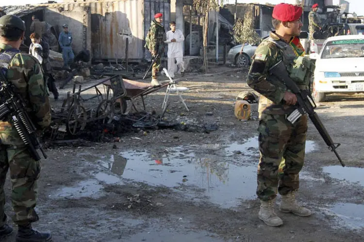 
	Policiais afeg&atilde;os ap&oacute;s ataque a aeroporto: no total, 38 civis, 10 soldados e dois policiais foram mortos no confronto
 (REUTERS)