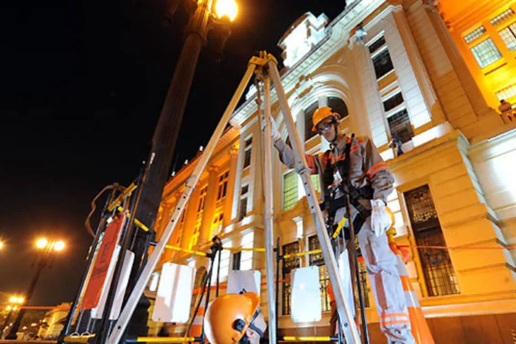 
	Oper&aacute;rios durante manuten&ccedil;&atilde;o da AES Eletropaulo, em frente a Sala S&atilde;o Paulo
 (Germano Lüders/EXAME.com)