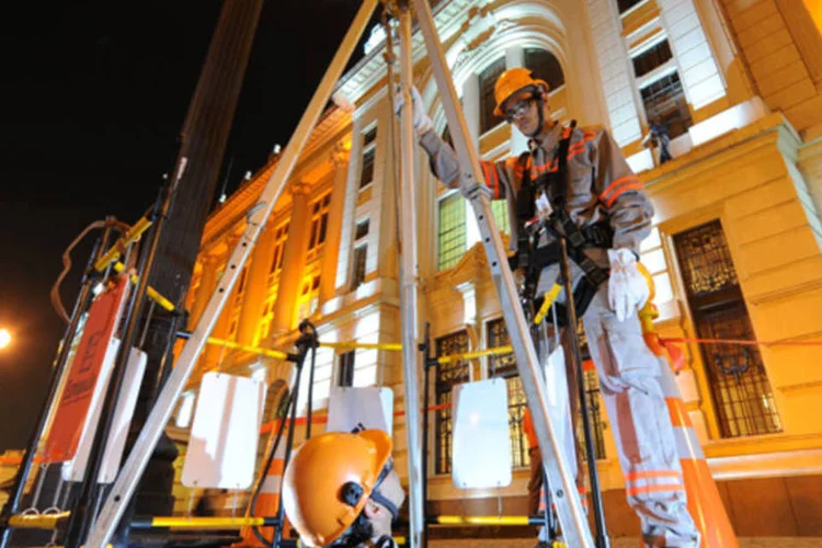 
	Funcion&aacute;rio da manuten&ccedil;&atilde;o da AES Eletropaulo: em 2014, o Corpo de Bombeiros registrou 351 casos de queda de fios energizados
 (Germano Lüders/EXAME)
